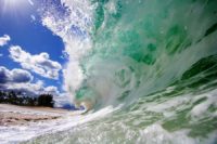 مطالعه اثر بالاروي و روگذري امواج مرتفع بر سازه هاي ساحلي