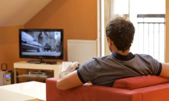 افزایش ۴۰ درصدی خطر آمبولی ریه با هر دو ساعت تماشای اضافه تلویزیون!