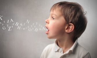 کودکان در شلوغی دیرتر زبان باز می‌کنند