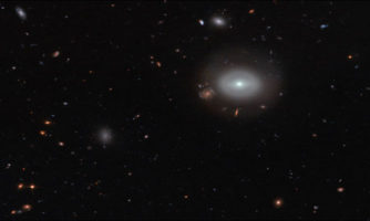 تصویر جالب «هابل» از یک کهکشان تنها و نورانی