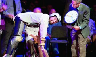 مضحک‌ترین نوبل ۲۰۱۶ در دستان مردی که “بز” شد