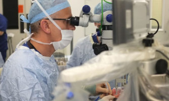 نخستین جراحی رباتیک چشم در جهان با موفقیت انجام شد