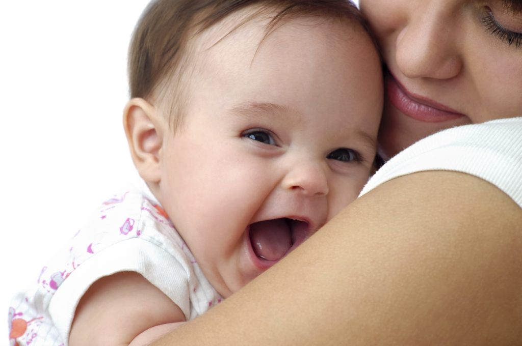 چرا مادران اغلب نوزادشان را از سمت چپ در آغوش می‌گیرند؟