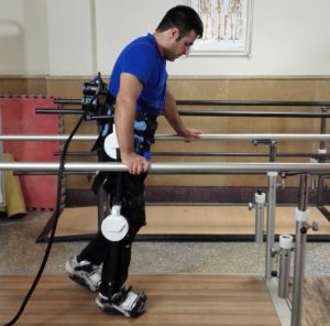 آموزش گام به گام راه رفتن به بیماران ضایعات نخاعی با دستگاه رباتیک ایرانی