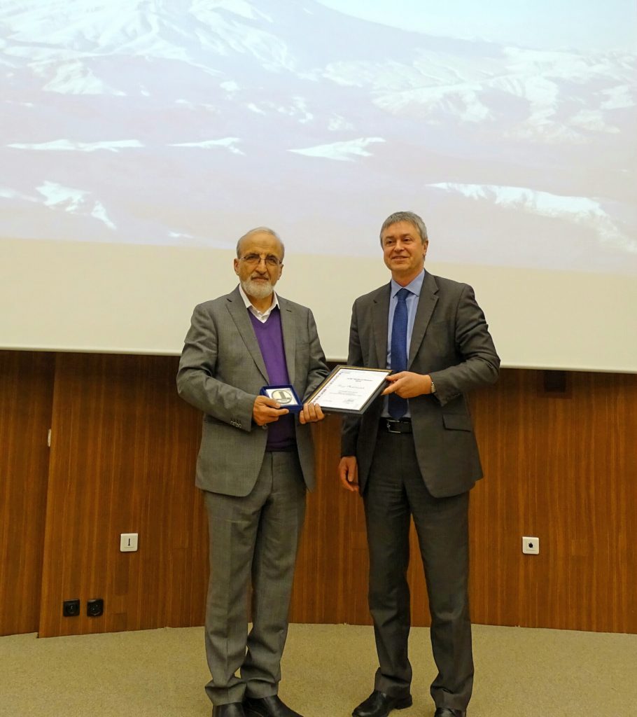 مدال افتخار آژانس بین المللی تحقیقات سرطان به پروفسور ملک زاده اعطا شد