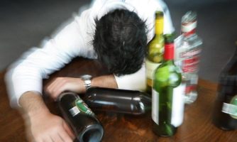 تاثیر کاهش ارزش ریال در افزایش ناگهانی مسمومیت با الکل در ایران/۷۶۸ مورد مسمومیت تنها در چهار هفته
