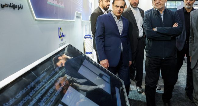 بازدید پزشکیان از نمایشگاه های فناوری نانو و فرّ ایران
