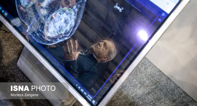 بازدید پزشکیان از نمایشگاه های فناوری نانو و فرّ ایران